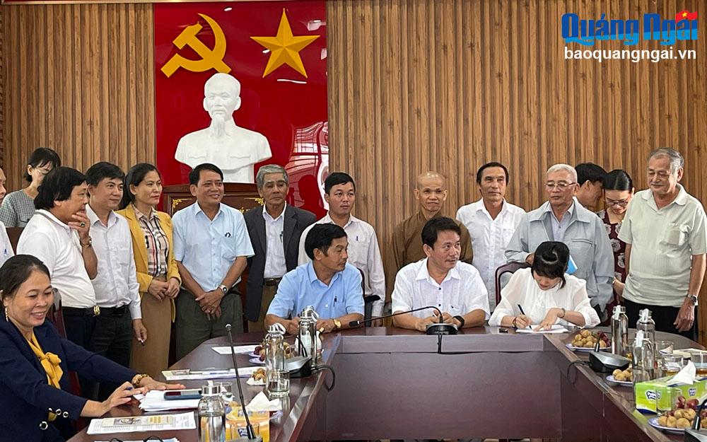 Ký cam kết thực hiện mô hình “Khu dân cư không rải vàng mã trên đường đưa tang và thực hiện báo hiếu gọn, nhẹ”