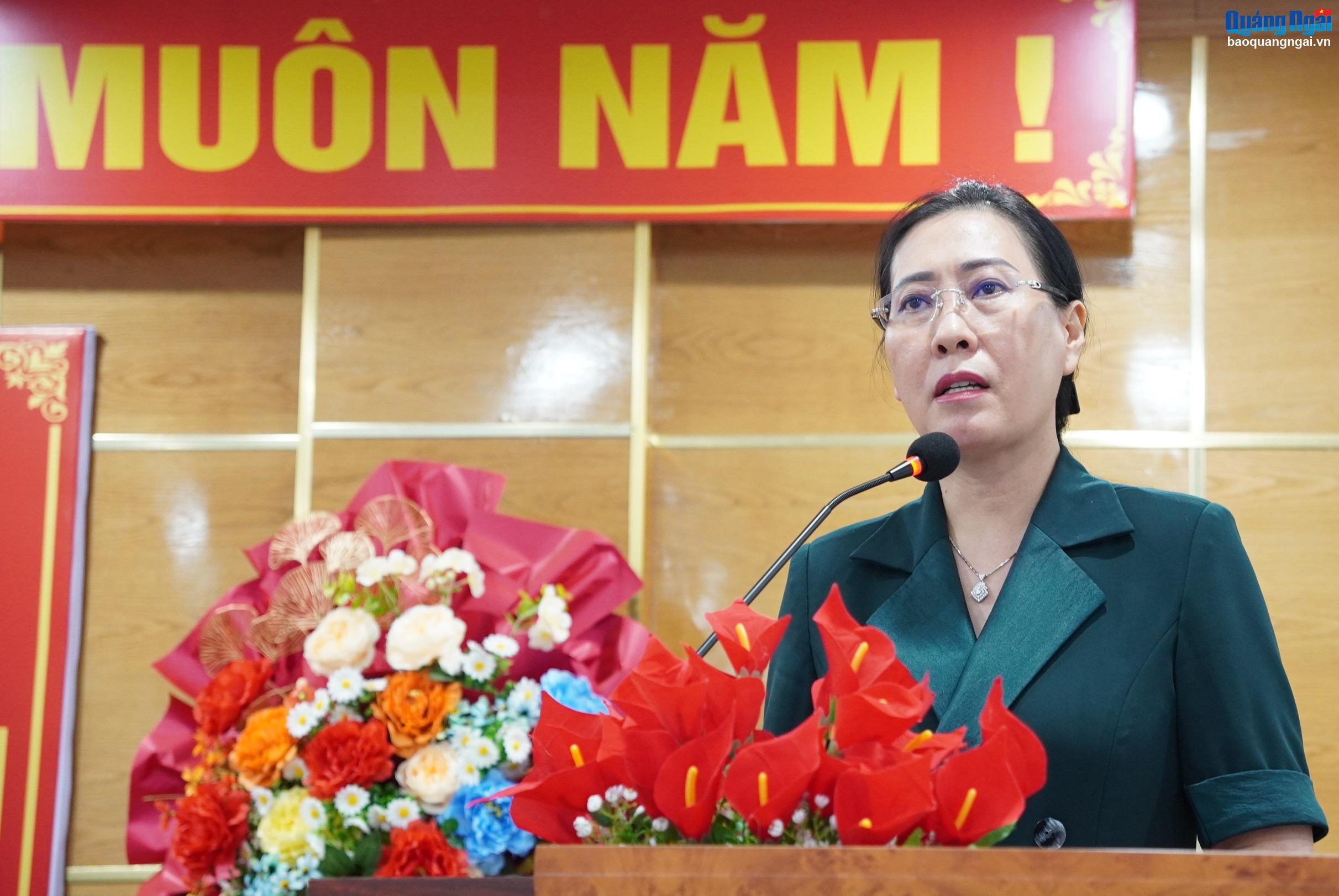 Bí thư Tỉnh ủy Bùi Thị Quỳnh Vân tiếp xúc cử tri tại thị trấn Sông Vệ