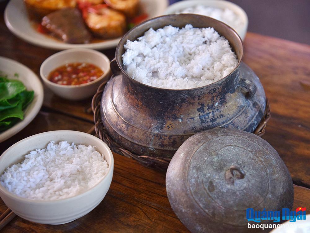 Nồi đồng gợi nhớ làng quê xưa