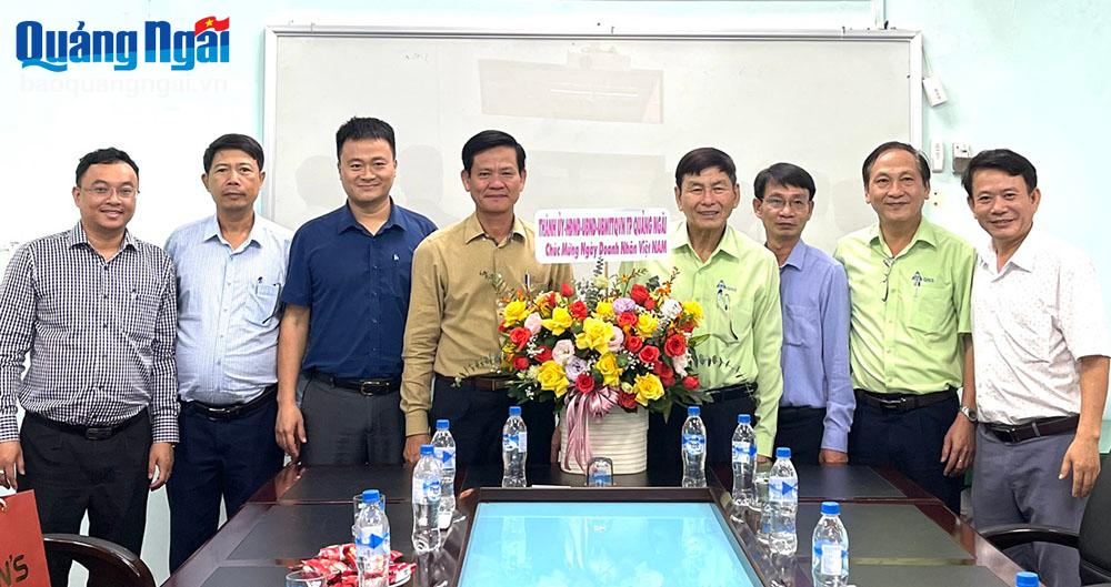 Lãnh đạo TP.Quảng Ngãi thăm, chúc mừng các doanh nghiệp