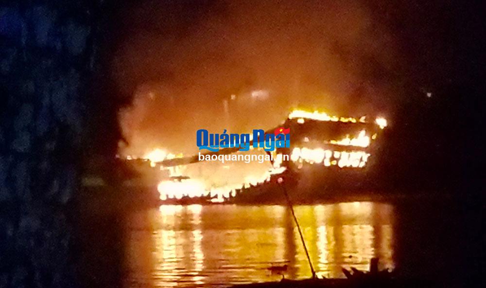 Cháy 2 tàu cá ở bến neo đậu Cây Bàng