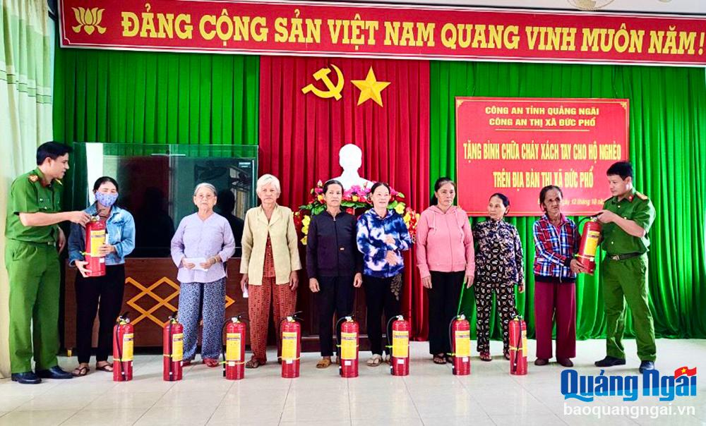 Trang bị bình chữa cháy cho hộ nghèo