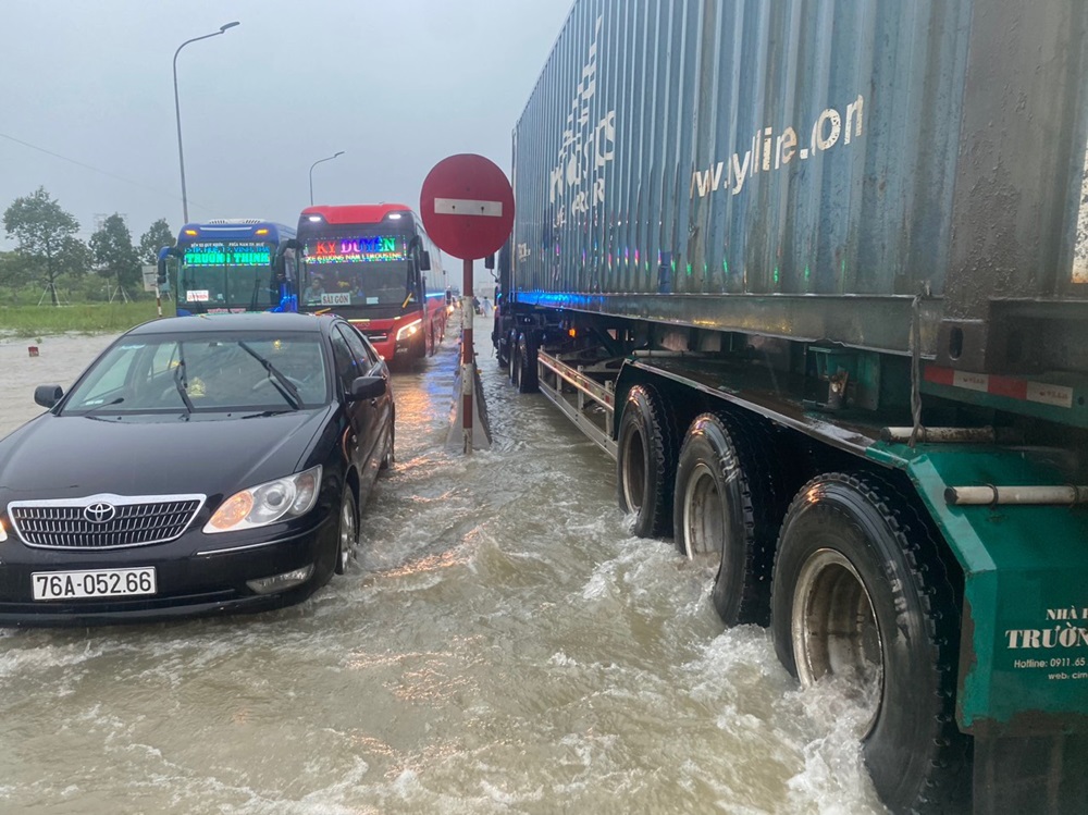 Mưa lớn gây ngập trên Quốc lộ 1