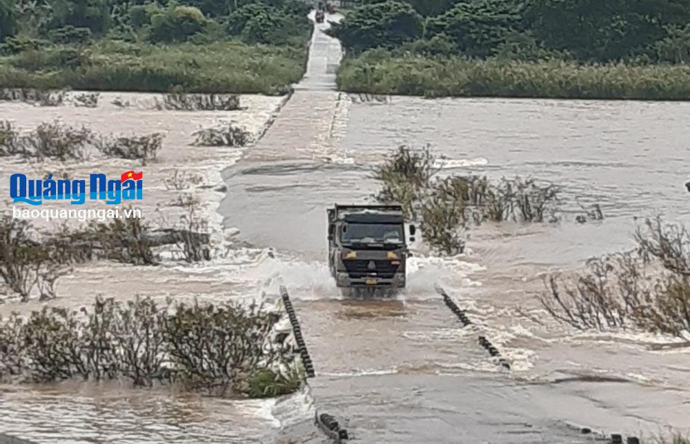 Xe tải bất chấp nguy hiểm vượt cầu tràn Thạch Nham