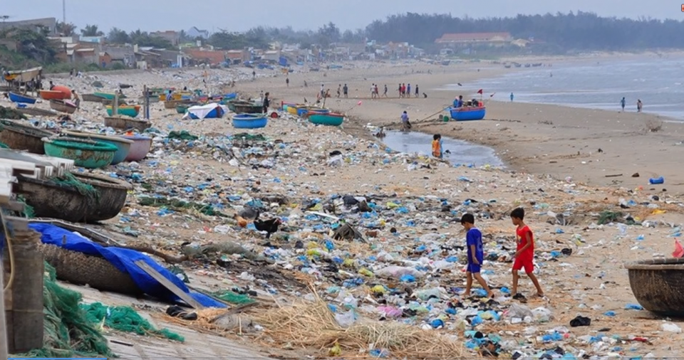 Mang rác từ biển về cùng