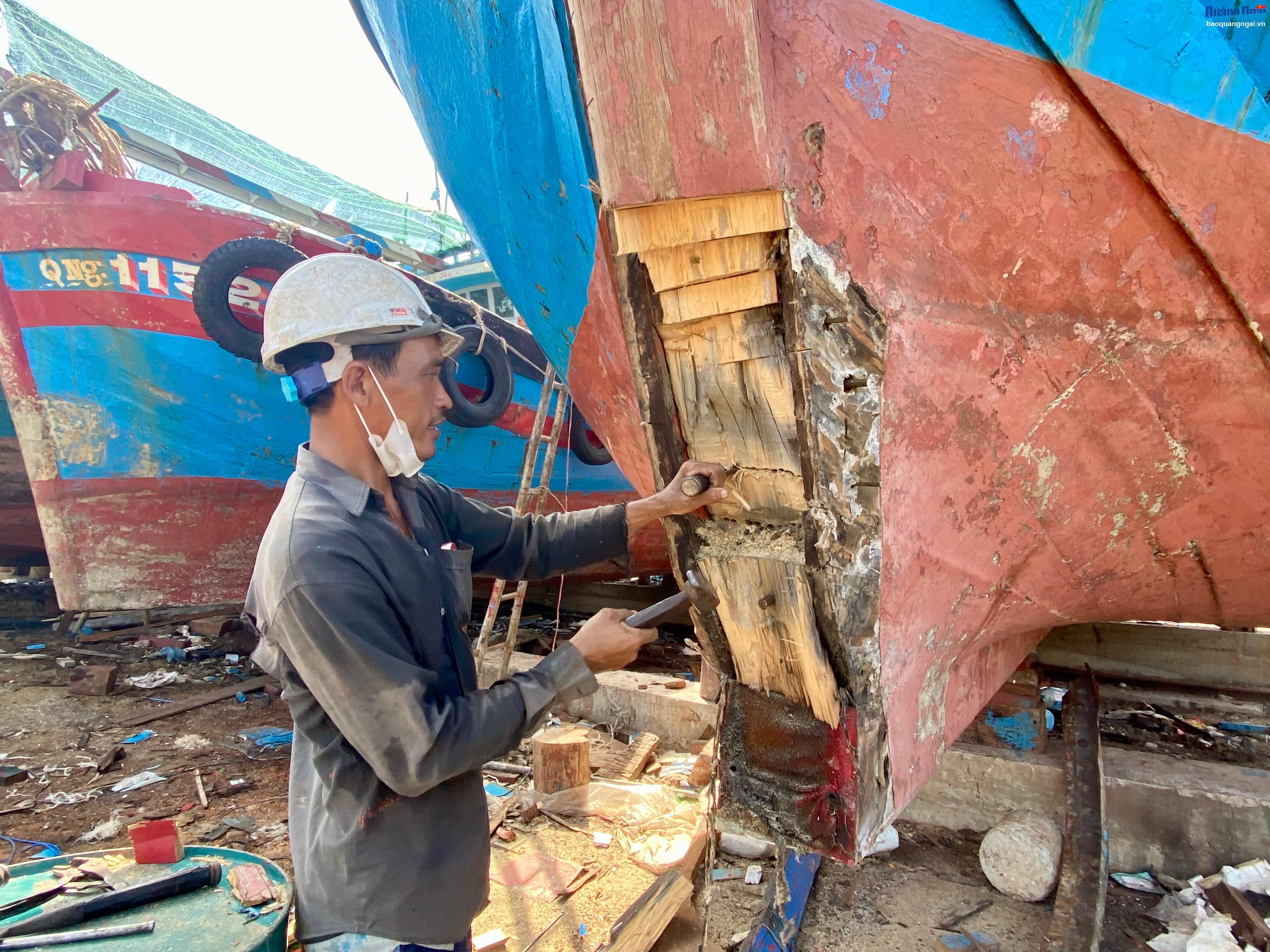 Ngư dân tu sửa tàu thuyền, sẵn sàng cho vụ cá Bắc