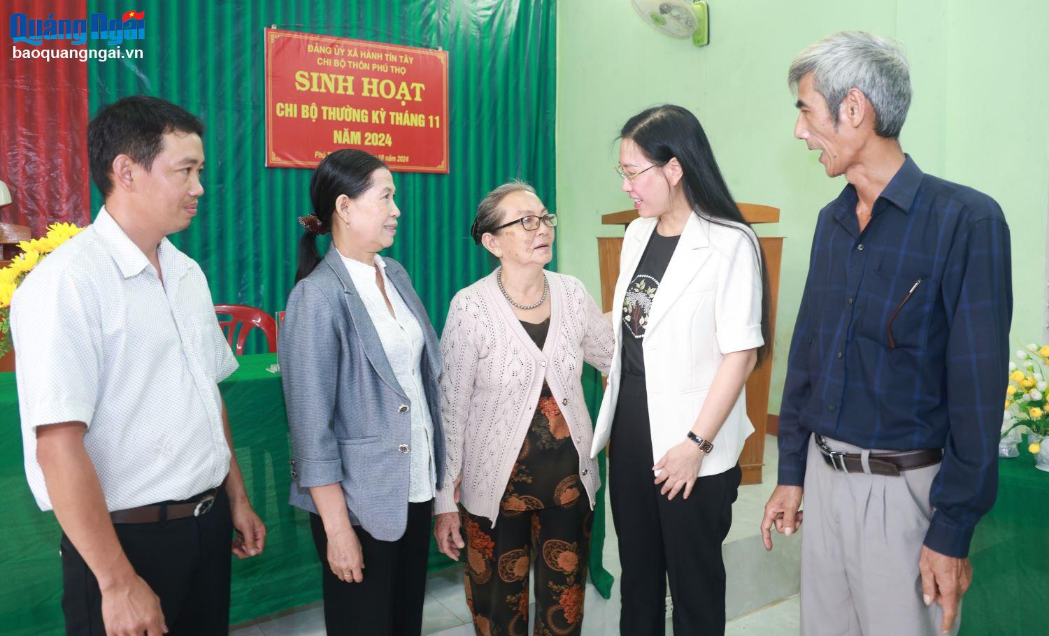 Bí thư Tỉnh ủy Bùi Thị Quỳnh Vân dự sinh hoạt tại Chi bộ thôn Phú Thọ