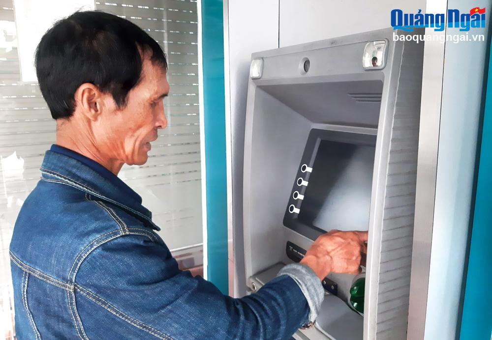 Bình Sơn: Chi trả an sinh xã hội không dùng tiền mặt đạt thấp