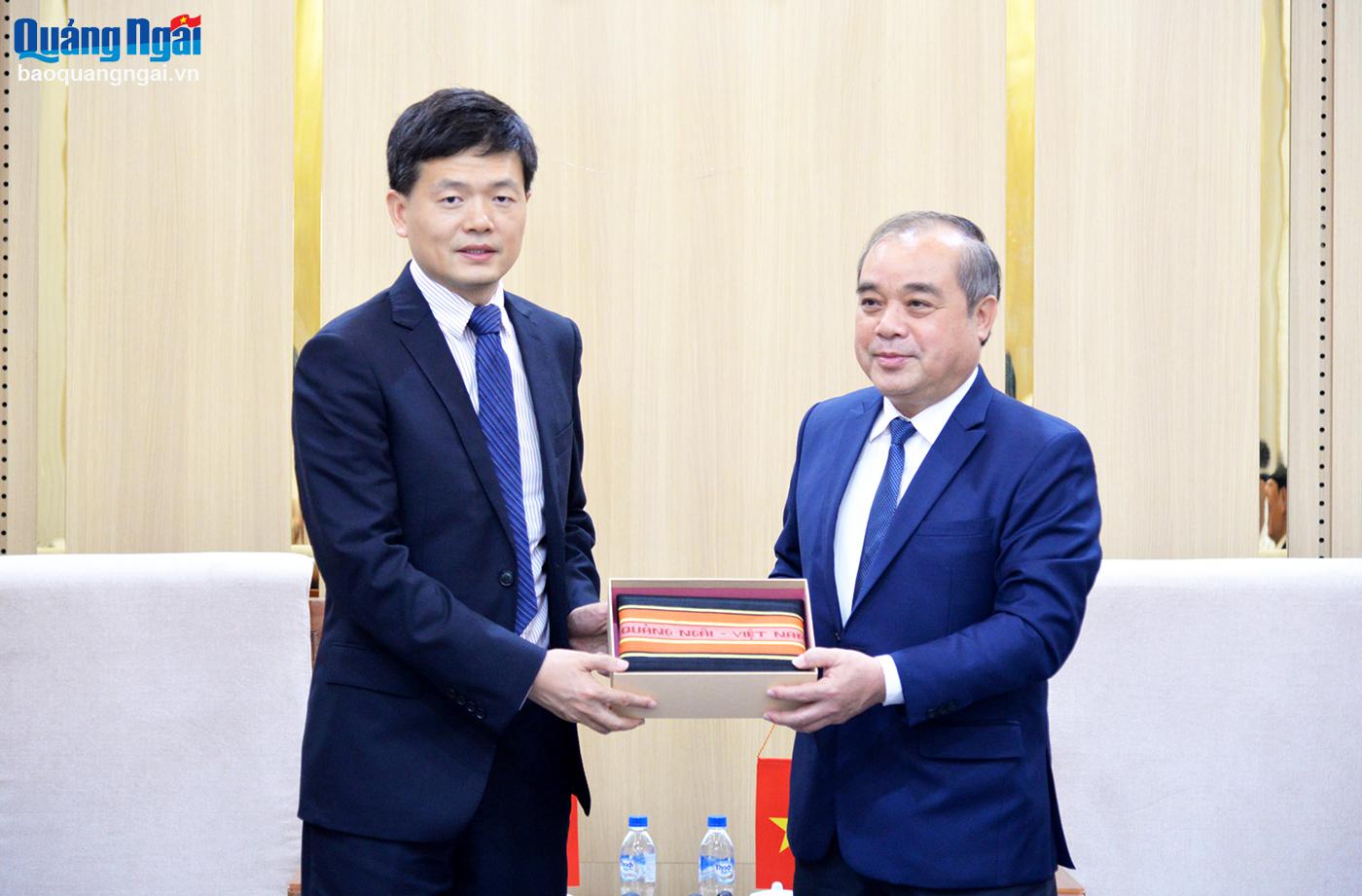 Lãnh đạo tỉnh tiếp xã giao Quyền Tổng Lãnh sự Trung Quốc tại Đà Nẵng