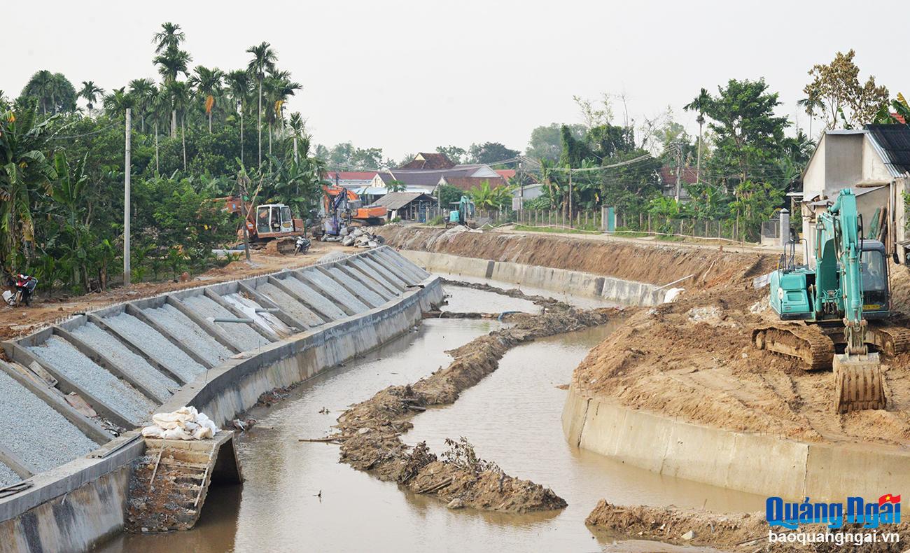 Gấp rút hoàn thành kè chống sạt lở khẩn cấp