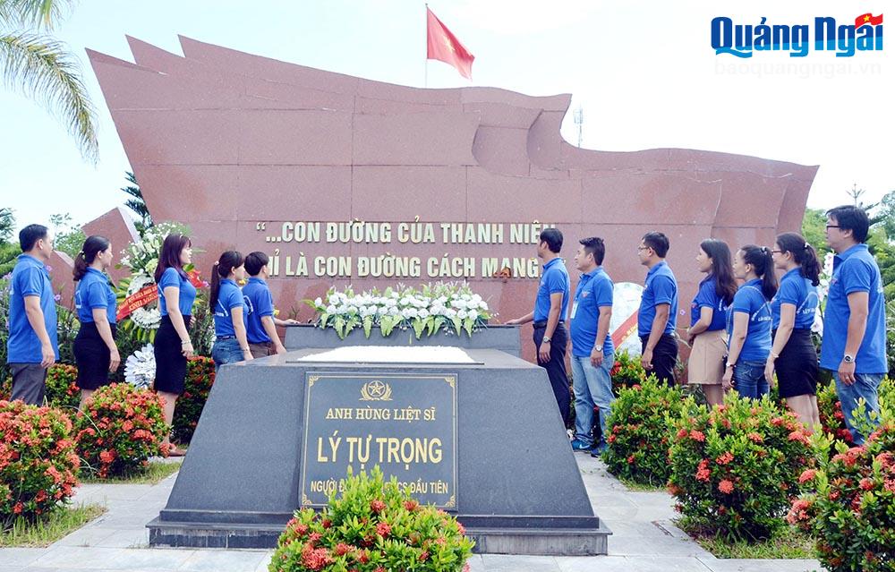 Người đoàn viên thanh niên cộng sản kiên trung