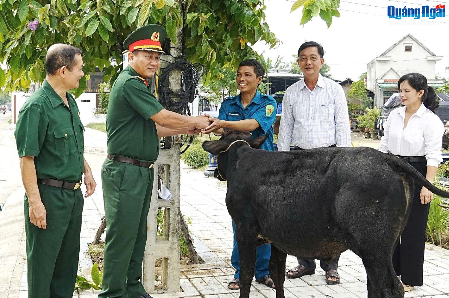 Trao sinh kế cho dân quân có hoàn cảnh khó khăn