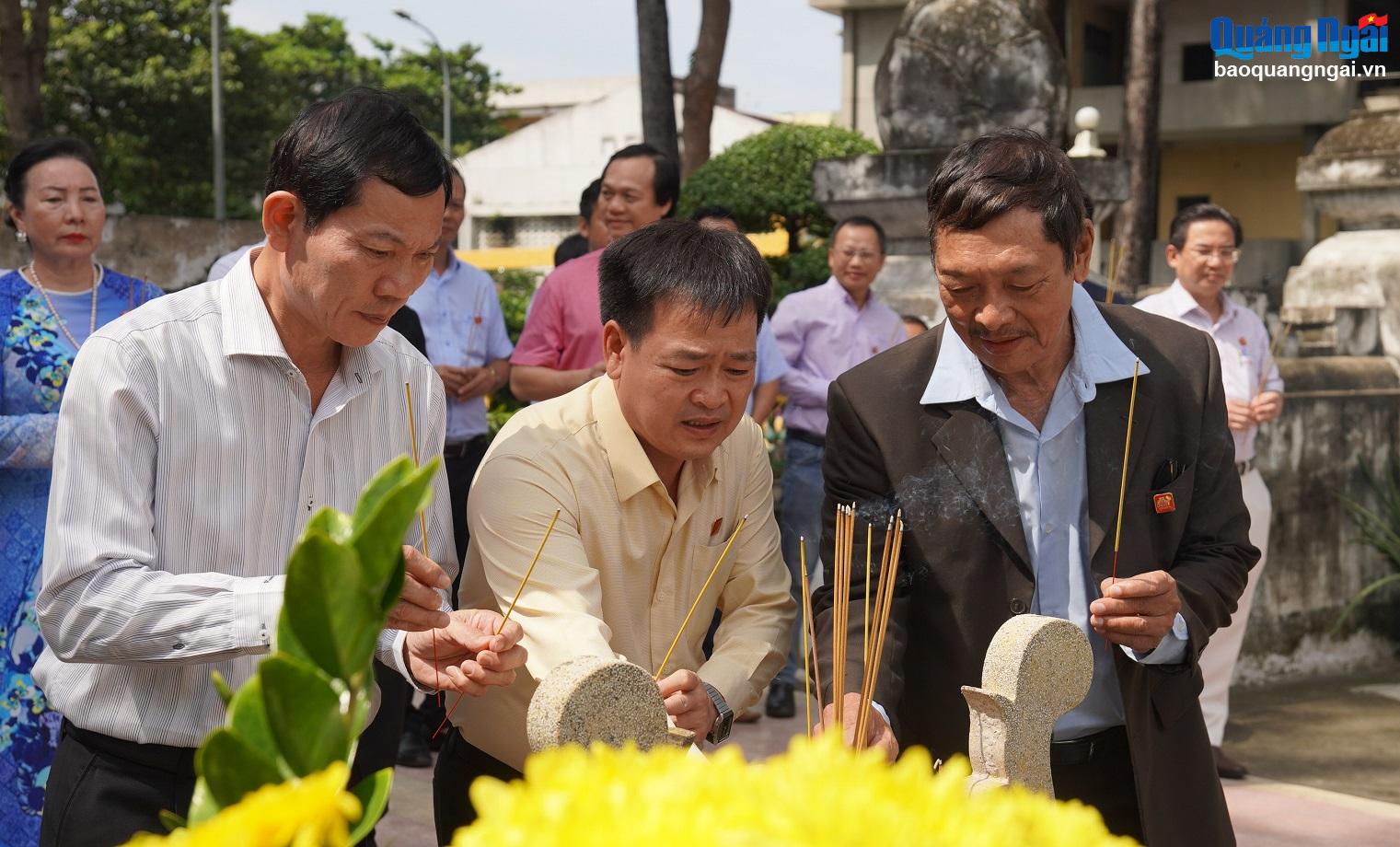 Lãnh đạo tỉnh viếng lăng Ông Bà Chiểu ở thành phố Hồ Chí Minh