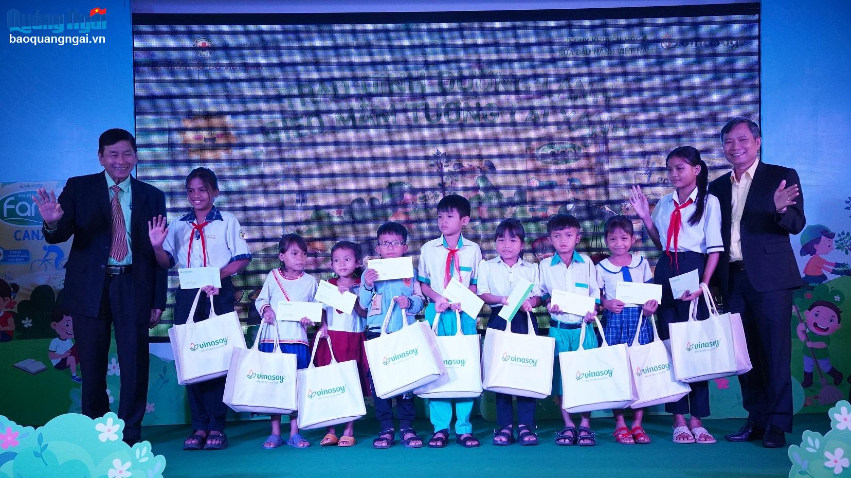 Khởi động Chương trình Sữa đậu nành học đường