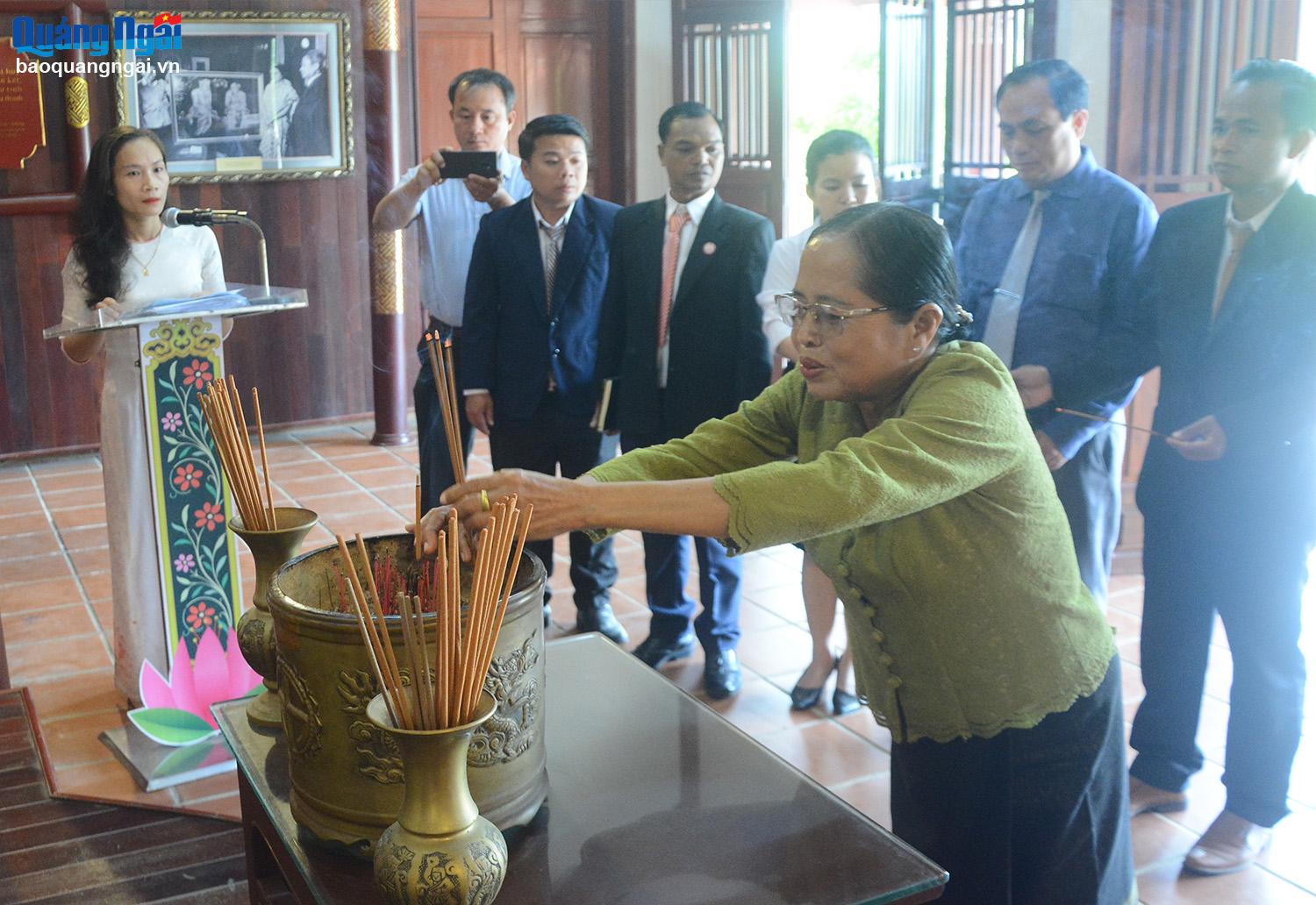 Đoàn công tác của Ủy ban Mặt trận Lào xây dựng đất nước tỉnh Sekong dâng hương tại Khu lưu niệm Thủ tướng Phạm Văn Đồng