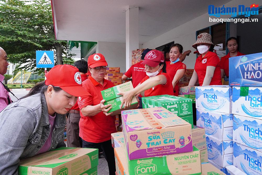 Vận chuyển gần 20 tấn hàng hóa hỗ trợ người dân tỉnh Lào Cai