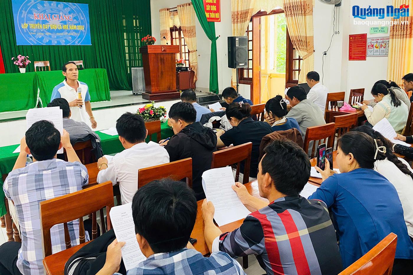 Truyền dạy dân ca Hrê cho 90 học viên