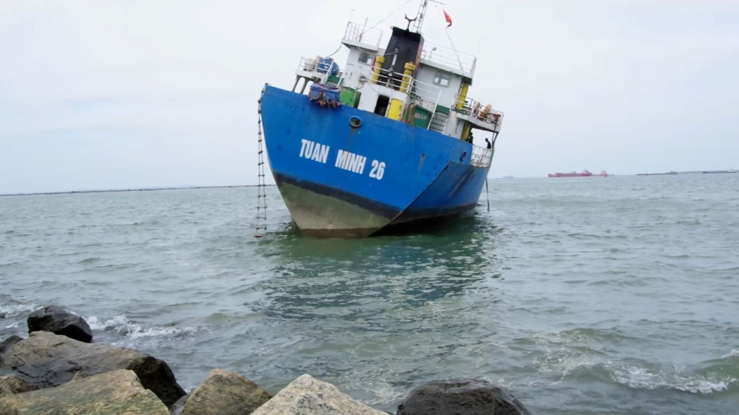 Sóng đánh tàu hàng trôi dạt vào bãi đá