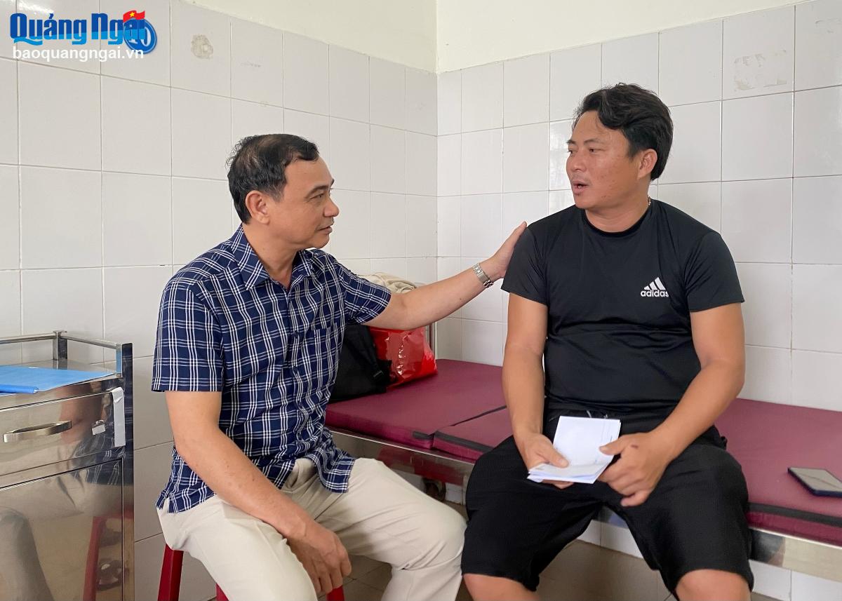 Thăm hỏi, động viên ngư dân gặp nạn trên biển