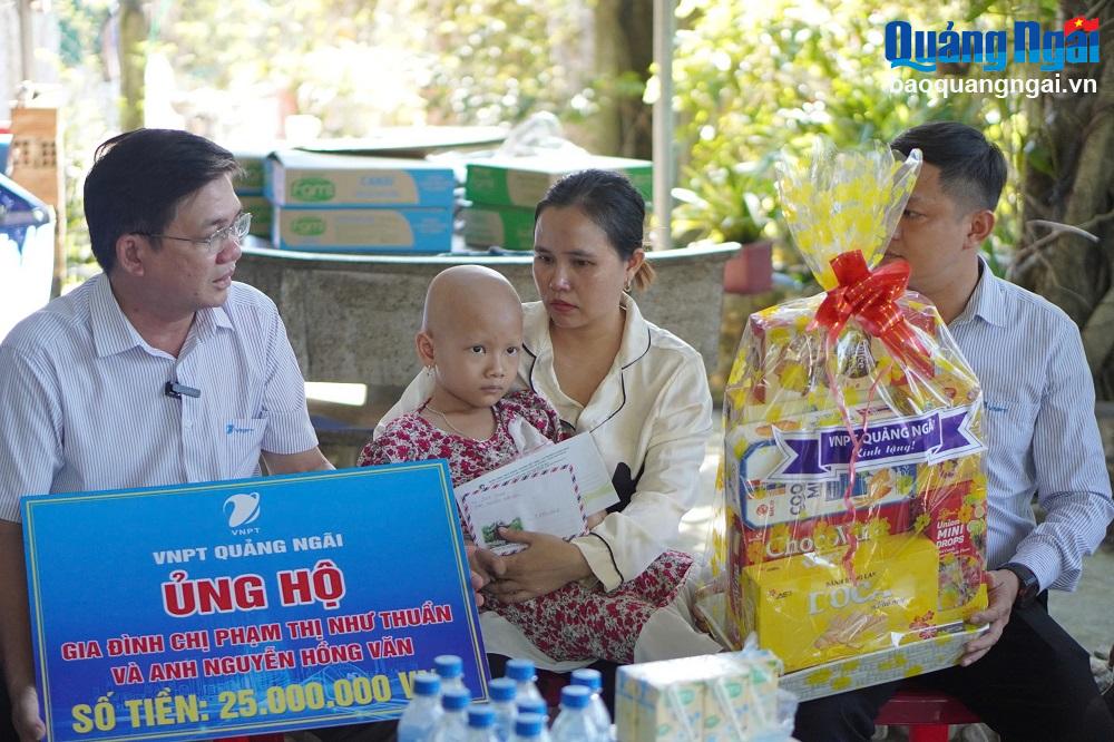 Trao quà cho gia đình có 3 người mắc bệnh hiểm nghèo tại Trà Phú