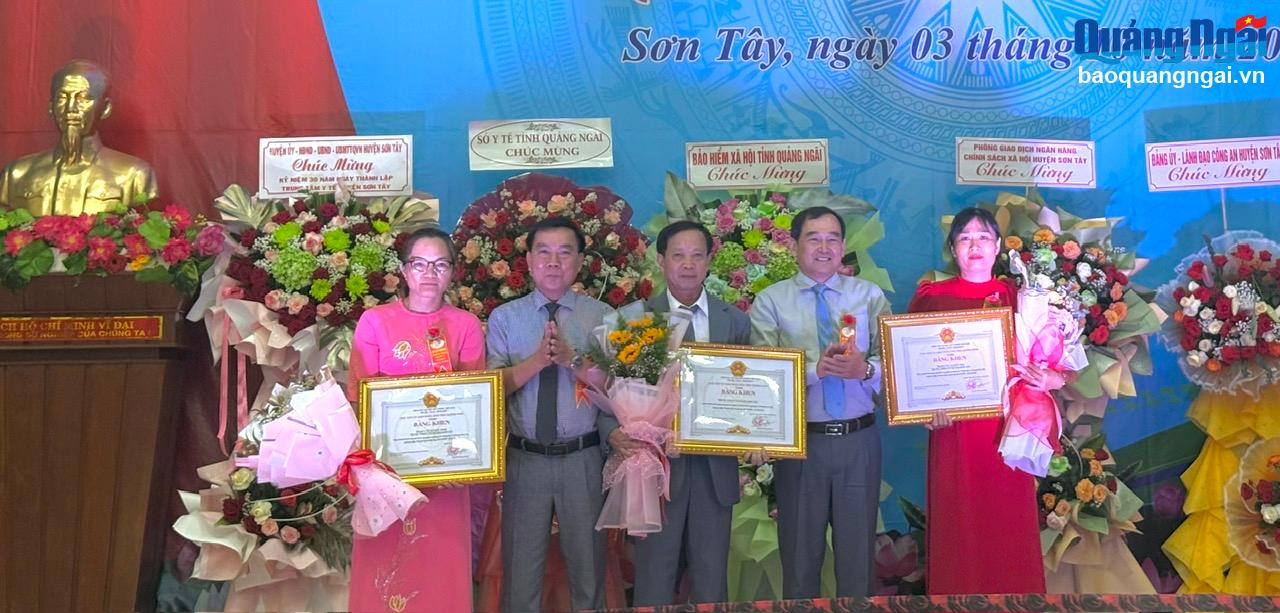 Kỷ niệm 30 năm ngày thành lập Trung tâm Y tế huyện Sơn Tây