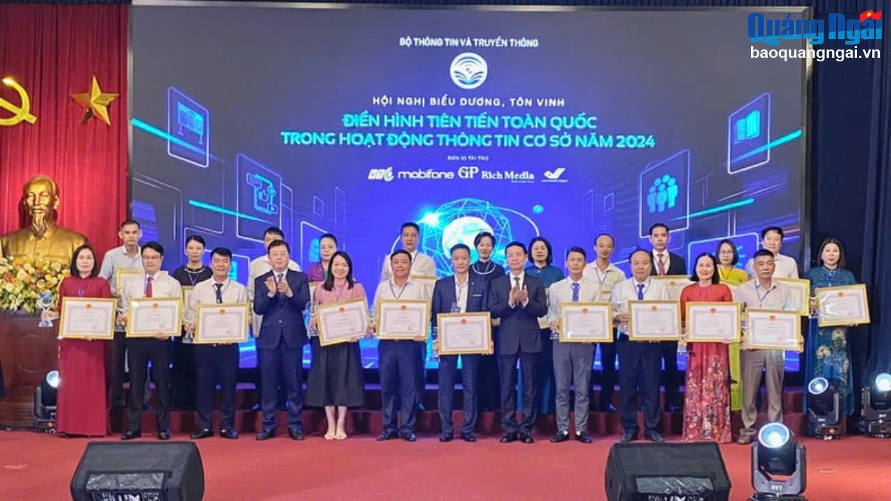 Tuyên dương điển hình tiên tiến trong hoạt động thông tin cơ sở