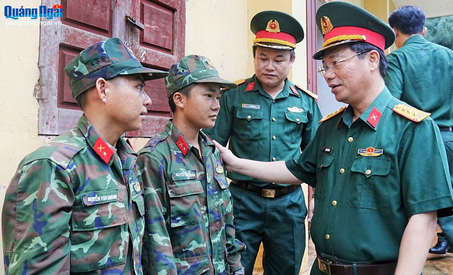 Kiểm tra nhiệm vụ quốc phòng, quân sự ở Lý Sơn