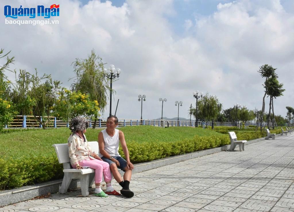 Những “đoạn đường ghế đá” ven sông Trà Khúc