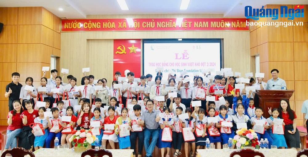 Trao học bổng cho học sinh vượt khó