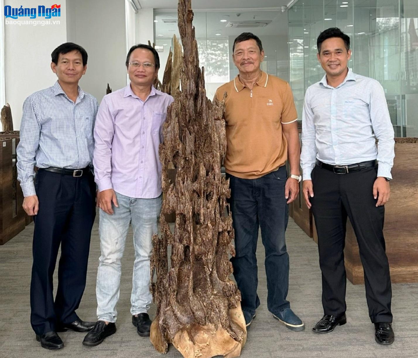 Đấu giá tác phẩm trầm hương thiên nhiên Hương Tâm gây quỹ thiện nguyện