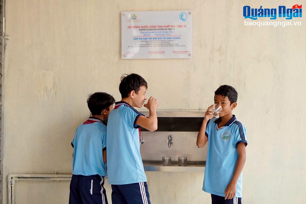 Bàn giao hệ thống máy lọc nước và trao học bổng cho các trường học ở Trà Bồng
