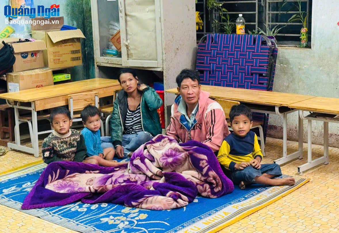 Huyện Trà Bồng di dời khẩn cấp 20 hộ dân vùng nguy cơ sạt lở núi