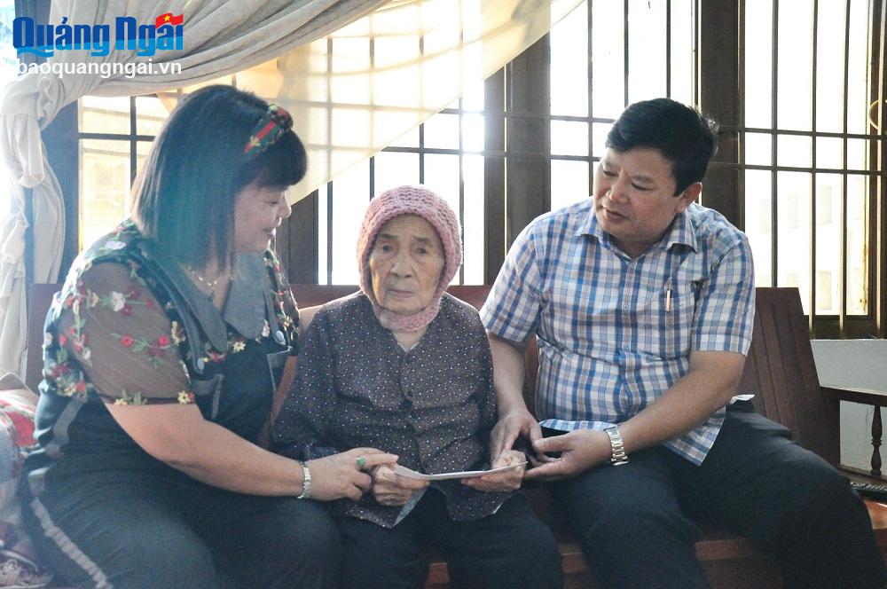 Trao tiền phụng dưỡng 76 Mẹ Việt Nam Anh hùng