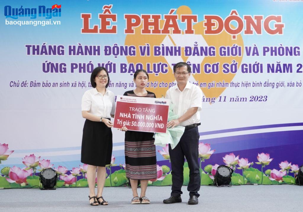 Trao kinh phí hỗ trợ xây dựng nhà ở cho hộ nghèo