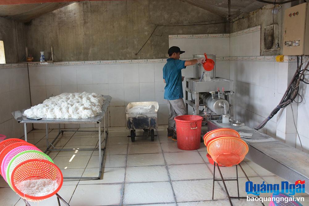 Đổi đời từ nghề làm bún tươi