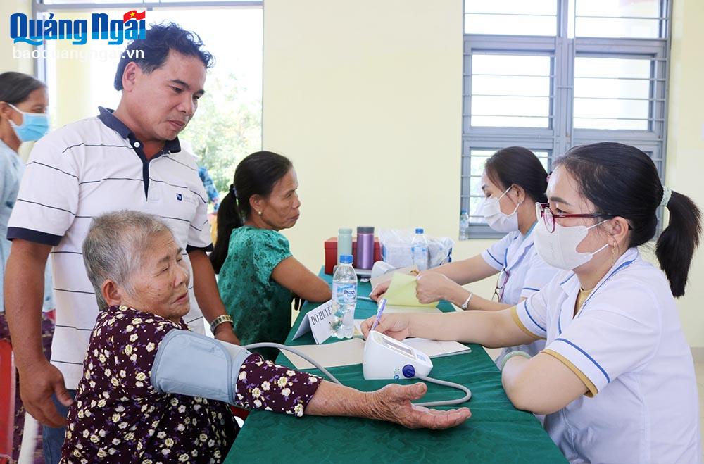 Bệnh viện Đa khoa tỉnh khám bệnh miễn phí cho hộ nghèo phường Phổ Quang