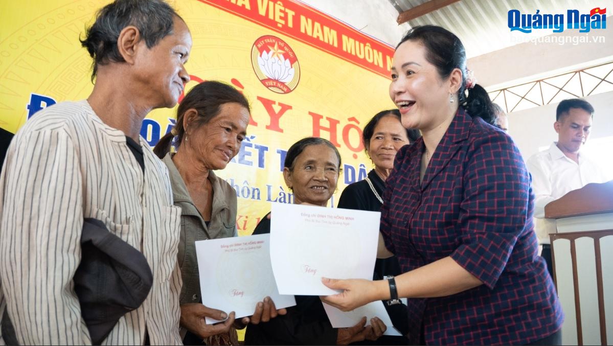 Phó Bí thư Tỉnh ủy Đinh Thị Hồng Minh tham dự Ngày hội Đại đoàn kết toàn dân tộc