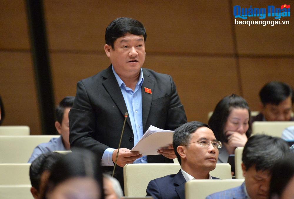 Đoàn ĐBQH tỉnh Quảng Ngãi tham gia góp ý dự thảo Luật Các Tổ chức tín dụng (sửa đổi)