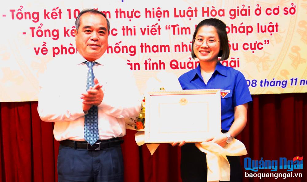 Trao giải Cuộc thi viết “Tìm hiểu pháp luật về phòng, chống tham nhũng, tiêu cực”