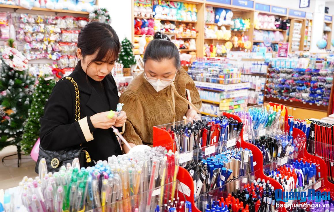 Khi văn phòng phẩm thành dụng cụ trang trí