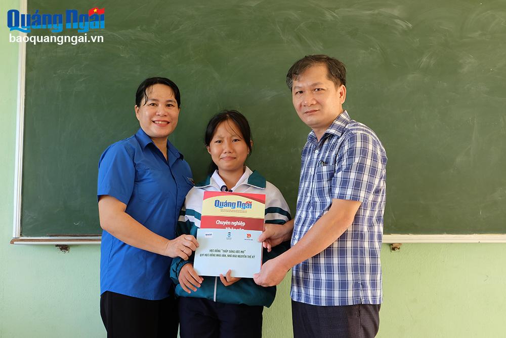 Trao học bổng Thắp sáng ước mơ