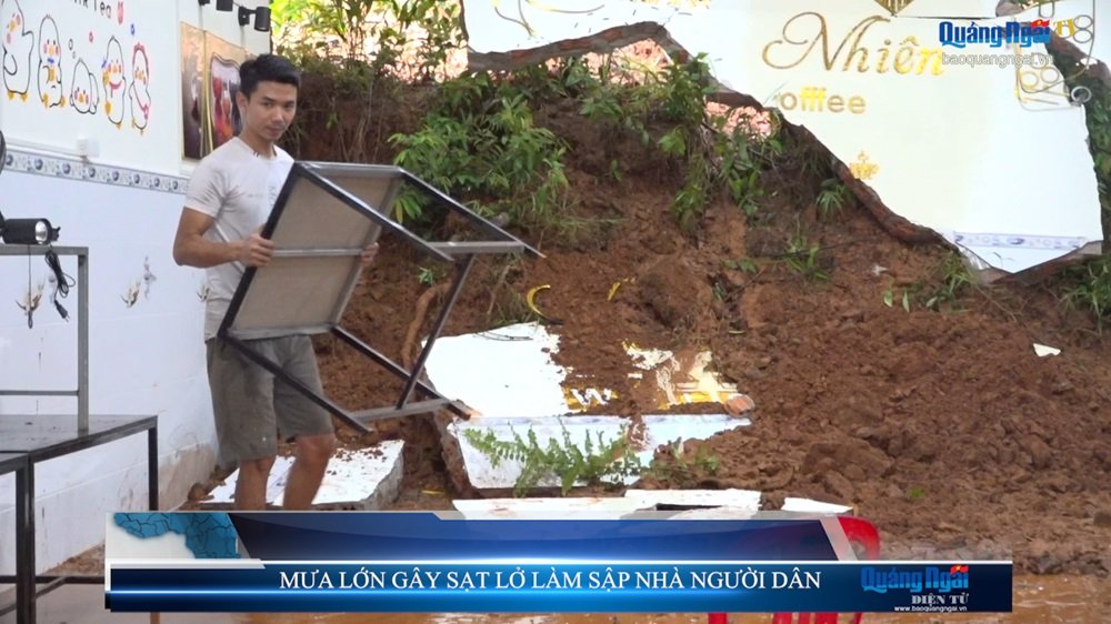 Mưa lớn gây sạt lở làm sập nhà người dân ở Ba Tơ