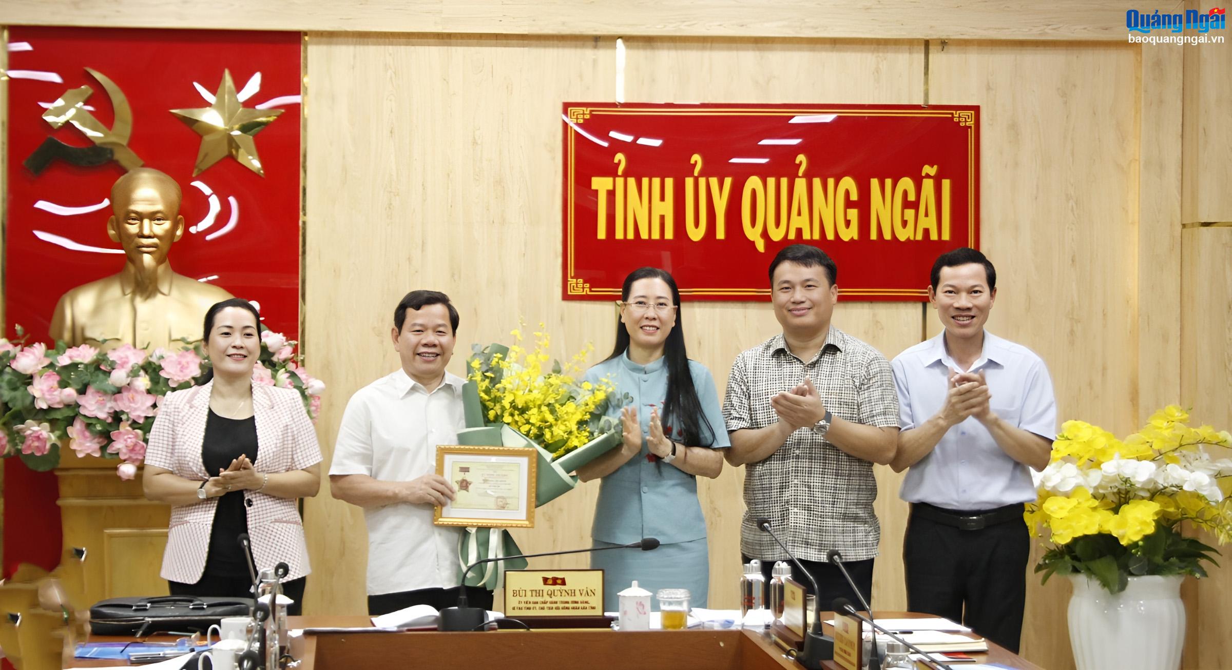 Trao Kỷ niệm chương 