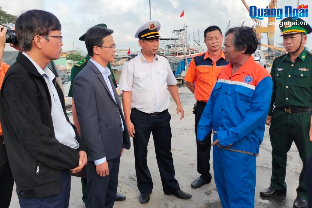 Tiếp nhận, đưa 39 ngư dân Bình Sơn gặp nạn trên biển về quê