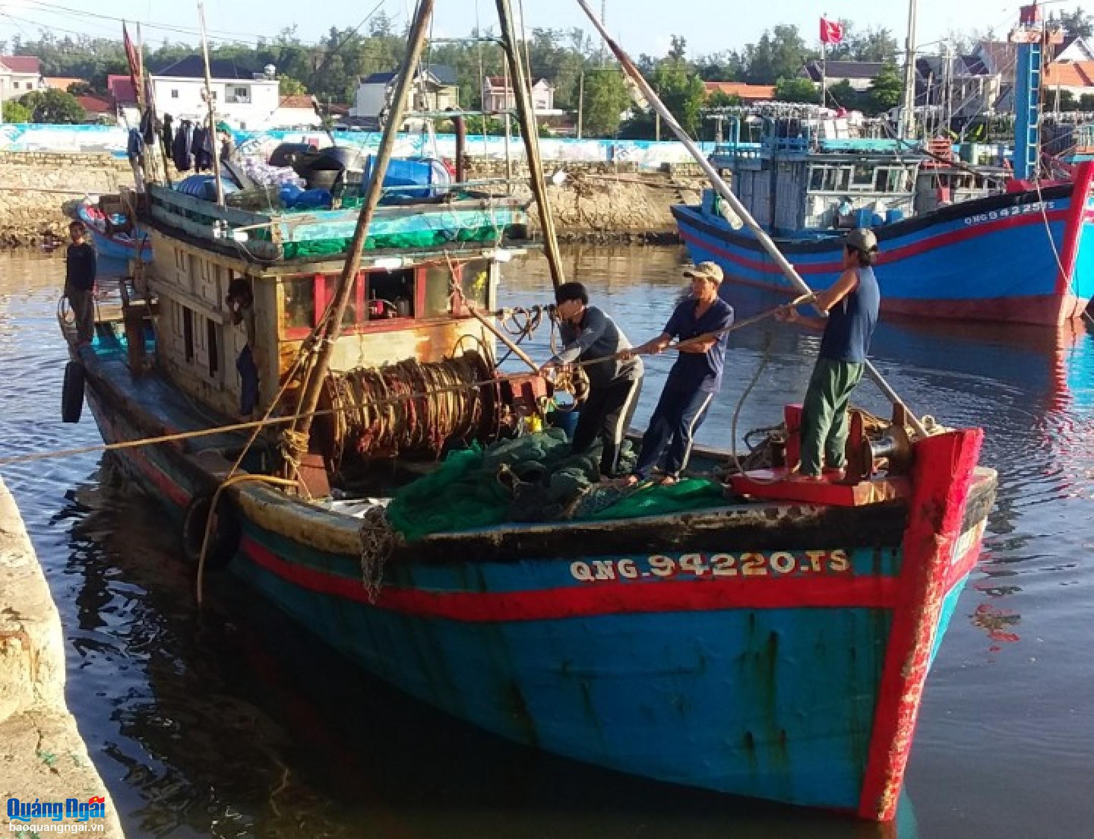 Một ngư dân rơi xuống biển tử vong