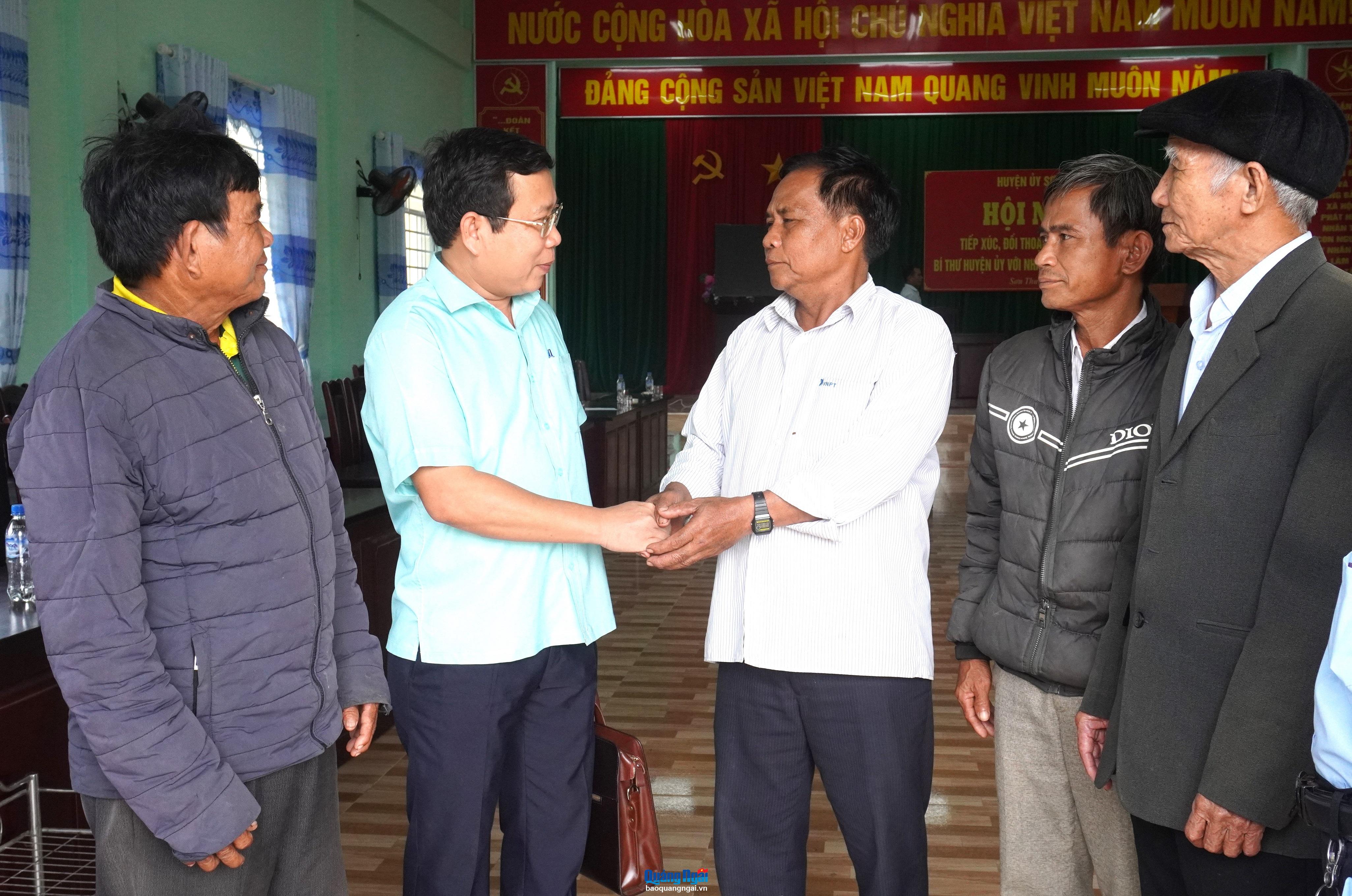 Bí thư Huyện ủy Sơn Hà đối thoại với người dân xã Sơn Thượng