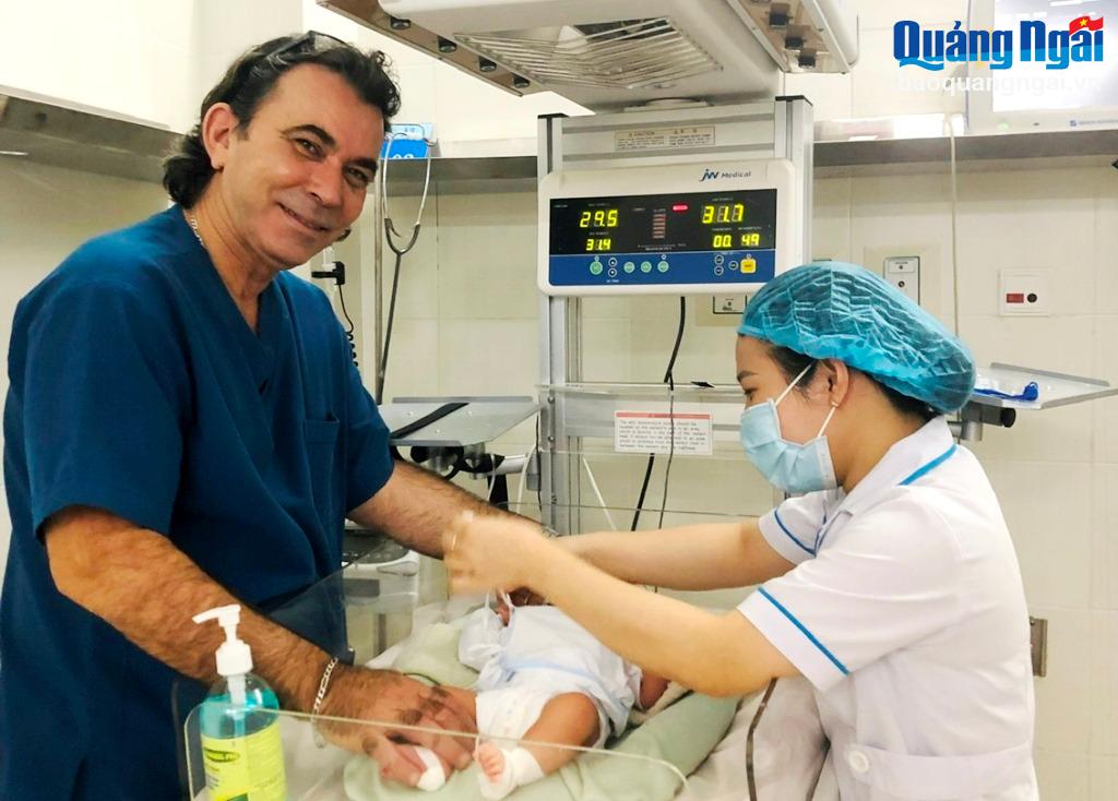 Tạo hình hậu môn cho bé sơ sinh 2 ngày tuổi