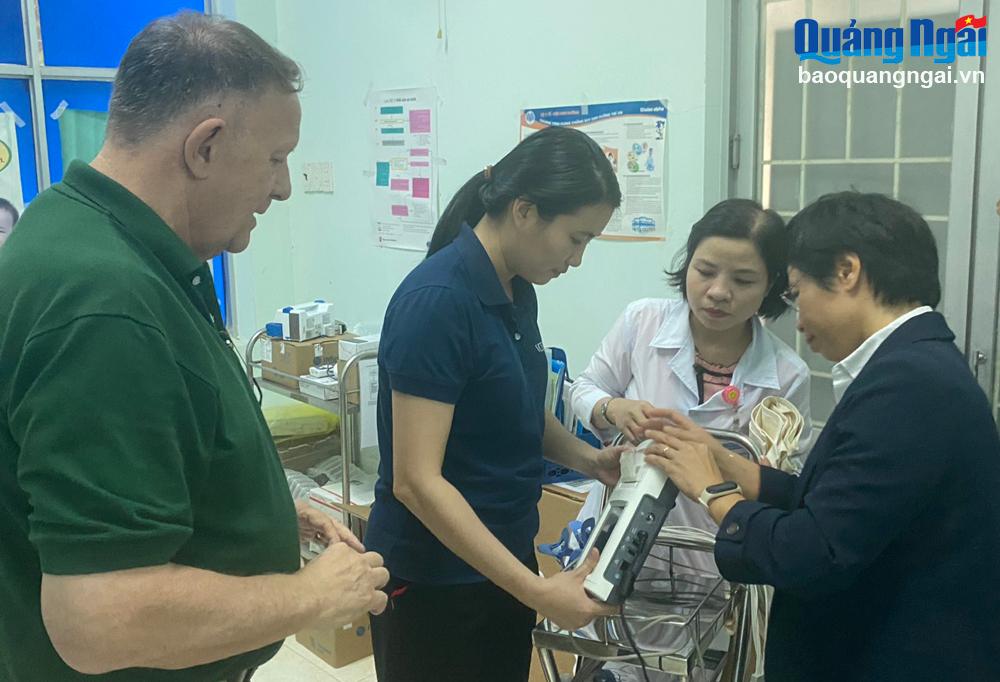 Tặng thiết bị y tế cho Trung tâm Y tế huyện Sơn Tây