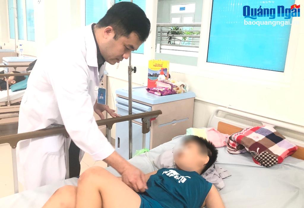 Phẫu thuật cấp cứu bé trai 8 tuổi bị thủng dạ dày