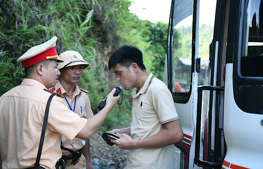 Bộ Công an ra quân xử lý vi phạm về nồng độ cồn, tai nạn giao thông giảm sâu
